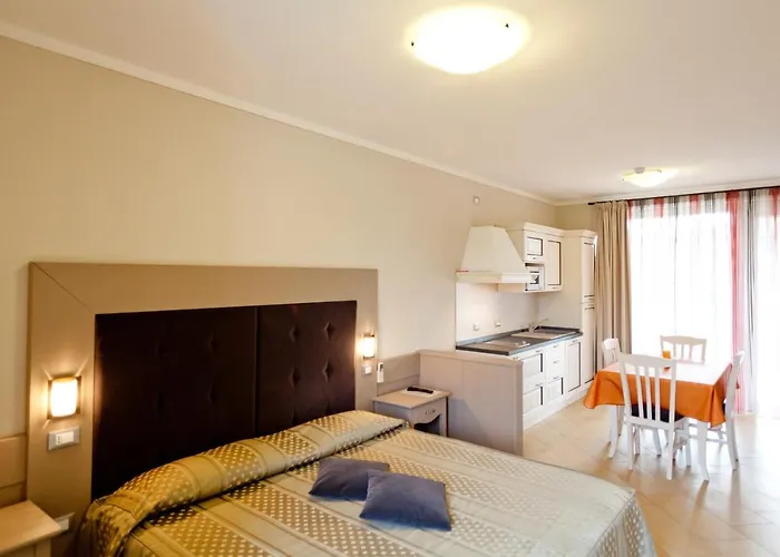 Garda Hill Boutique With Panoramic Pools E Feriegård *